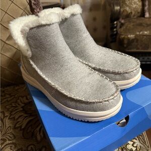 Women’s Size 7 Hey Dude Grey Faux-Fur Lined Ankle Booties
